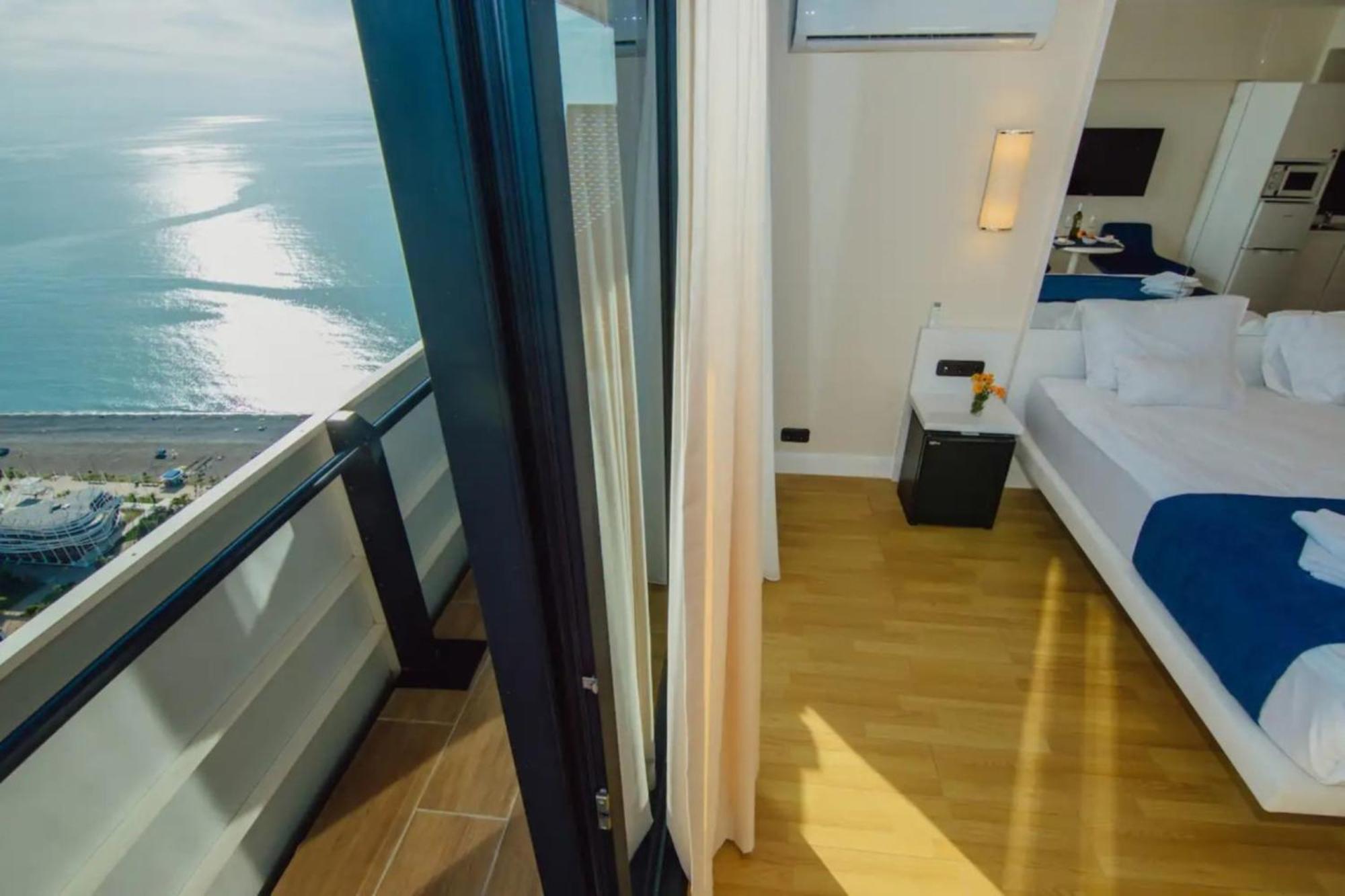 Relax And Unwind Premier Sea View Aparthotel In Batumi Exteriör bild